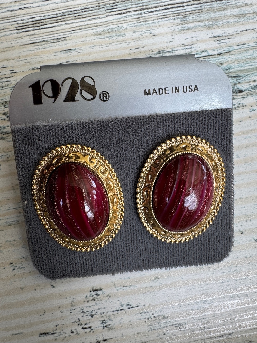 VTG Deadstock 1928 Gold-Tone Feather Brooch and Earring Set with Red Cabochons - Picture 5 of 8